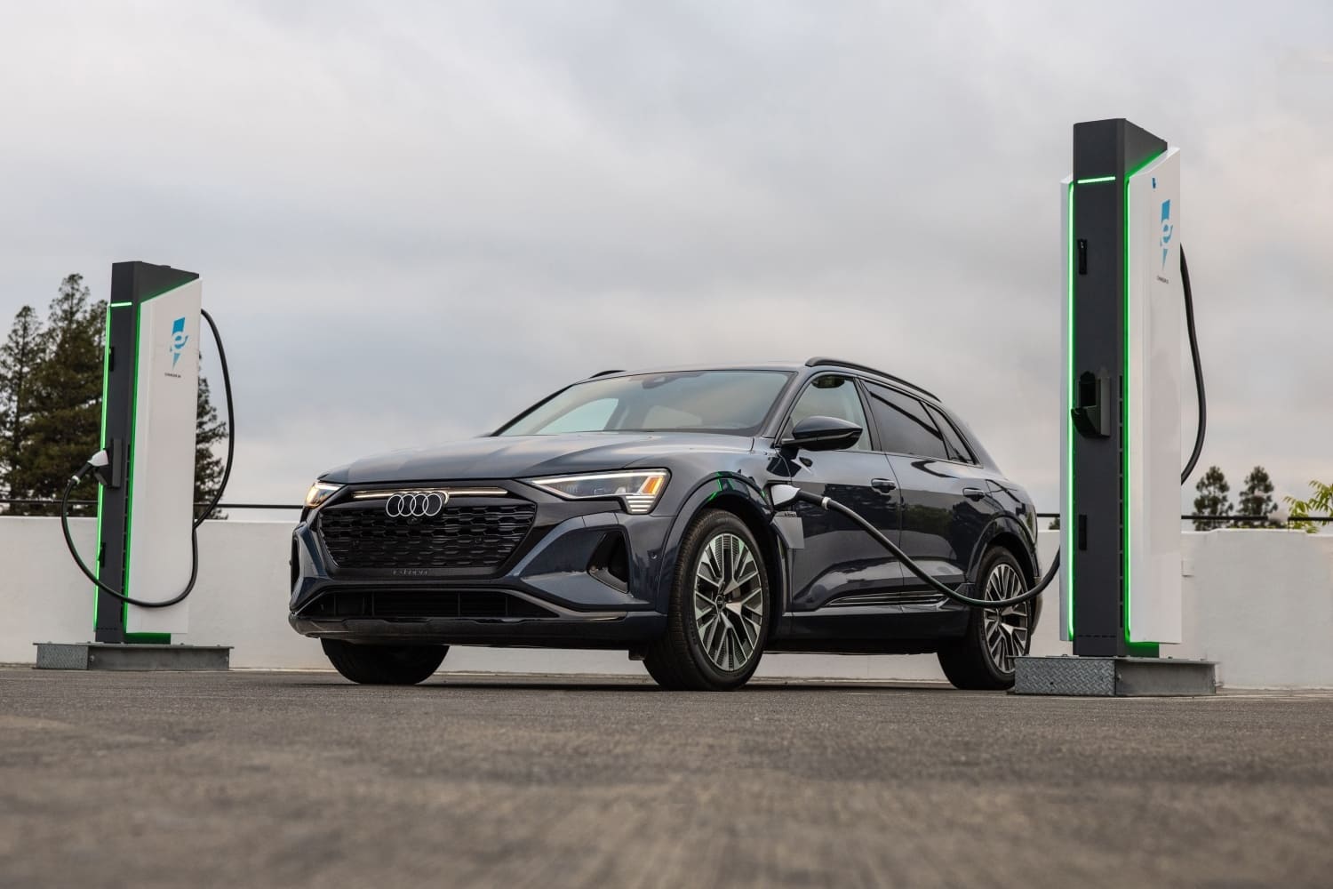 Lādējas Audi Q8 E-tron