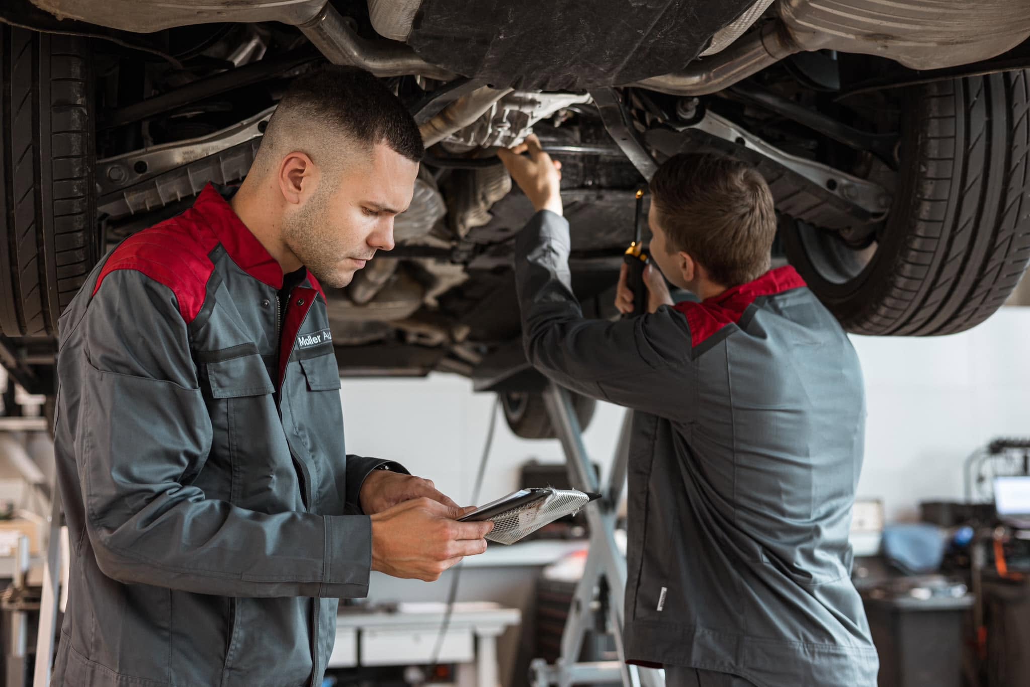 Vīrieši veic auto apkopi
