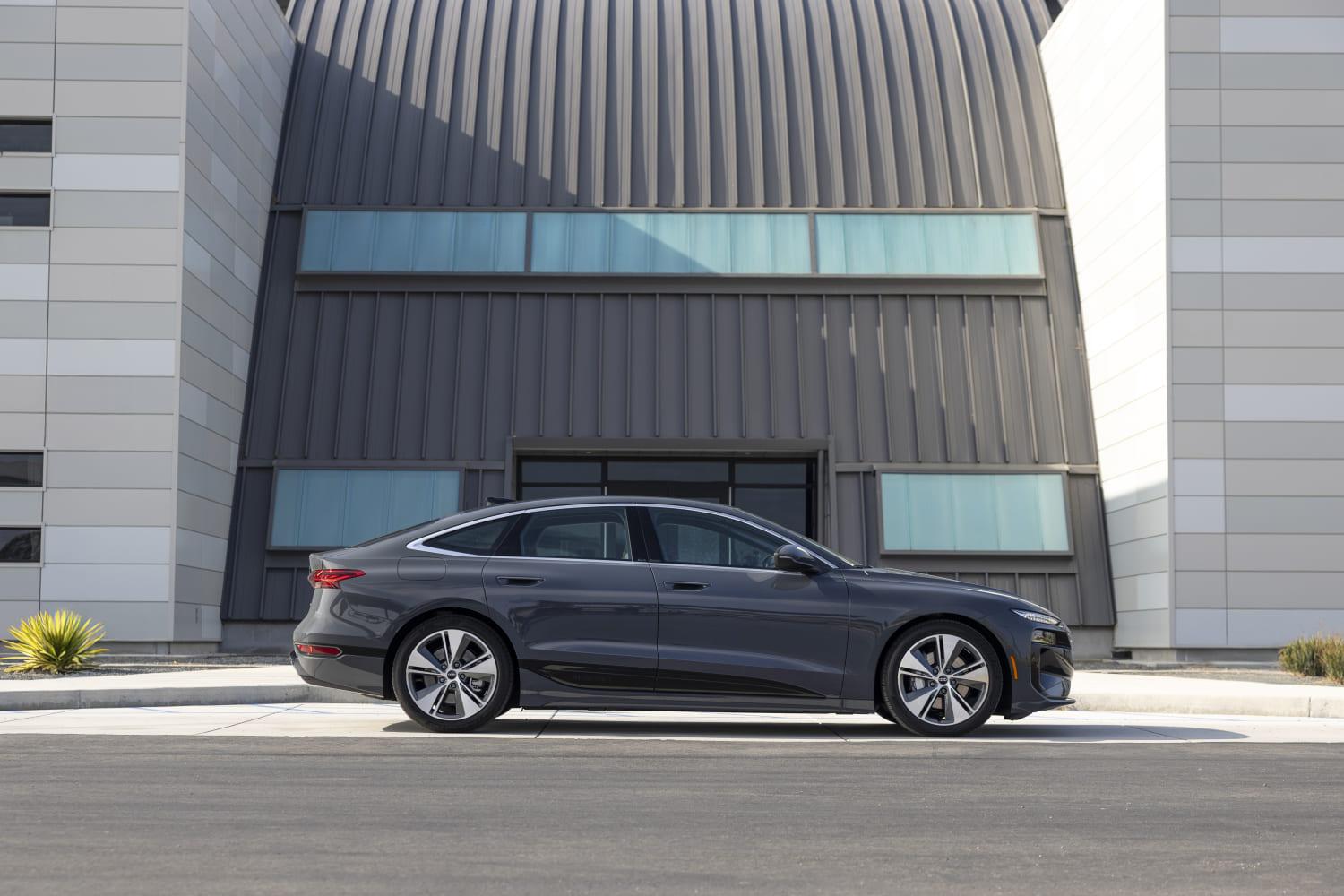 Pelēks audi noparkots pie mājas